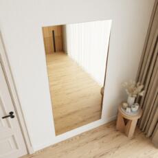 Brons gekleurde gangspiegel aan de muur in lichte hal