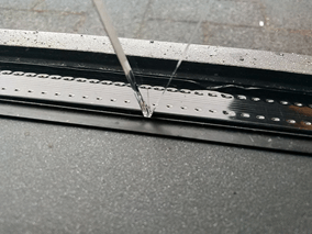 Een breuklijn in isolatieglas typerend patroon van een thermische breuk